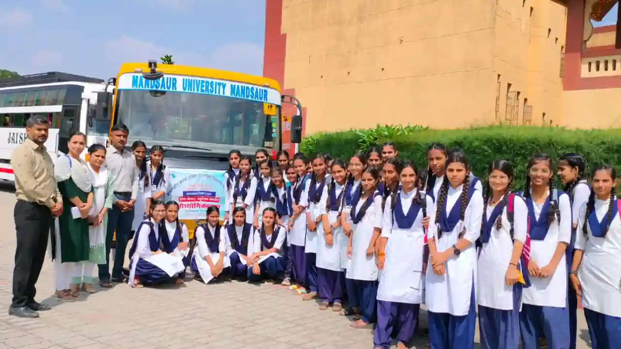 कुकड़ेश्वर की कन्या शाला की बालिकाओं ने एक दिवसीय शैक्षणिक भ्रमण के अंतर्गत मंदसौर के एमआईटी कॉलेज का दौरा किया।