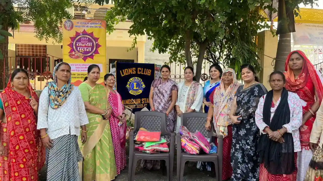 लायंस क्लब मंदसौर स्टार ने सफाई कर्मियों को साड़ी व आंगनबाड़ी में कुर्सियां भेंट की