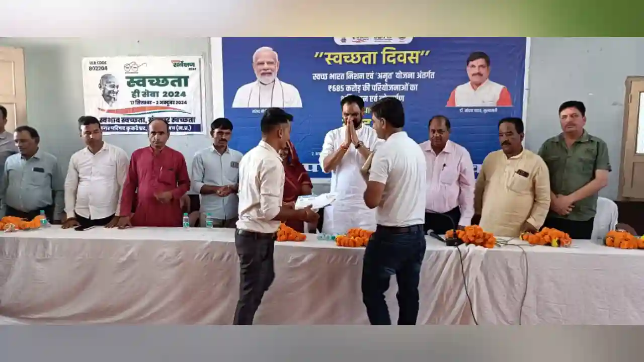 कुकडेश्वर में स्वच्छता सेल्फी पांइट पर विधायक मारू ने ले सेल्फी