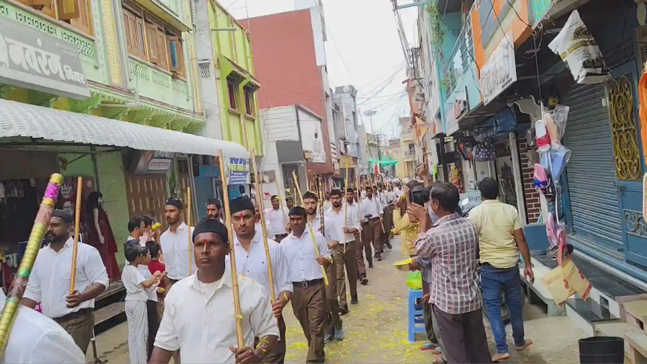 राष्ट्रीय स्वयंसेवक संघ जीरन द्वारा विजयादशमी पर्व पर निकला भव्य पथ संचलन