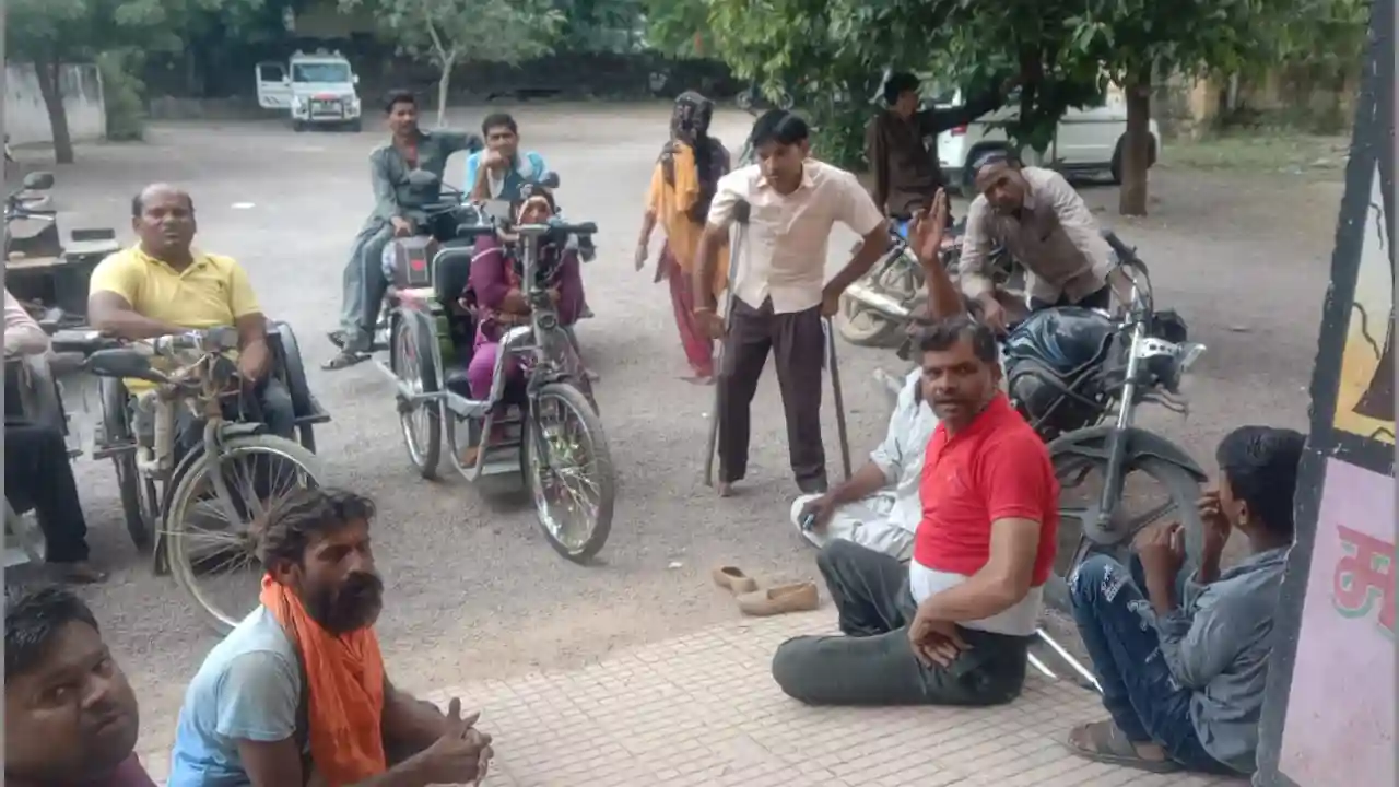 दिव्यांग व वृद्ध जनों की सामाजिक सुरक्षा पेंशन 600 से बढ़ाकर 1500 करने की मांग को लेकर सिंगोली क्षेत्र के दिव्यांग जनों ने मुख्यमंत्री के नाम ज्ञापन सौंप कर दी चेतावनी