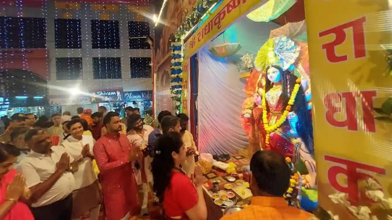 श्री राधाकृष्ण ग्रुप घंटाघर झांझरिया 2024 में कलेक्टर, एसपी ने कि मां की महाआरती