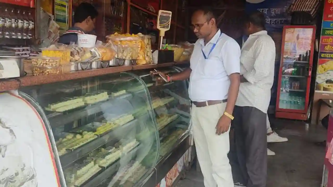 खाद्य सुरक्षा प्रशासन ने लिये मंदसौर नगर की नमकीन और मिठाई दुकानों से सेम्पल