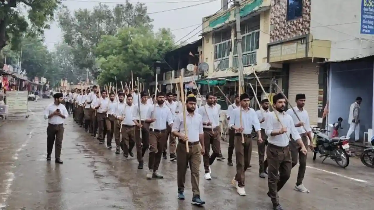 विजयादशमी के पर्व पर सिंगोली कस्बे में निकला आरएसएस का पथ संचलन