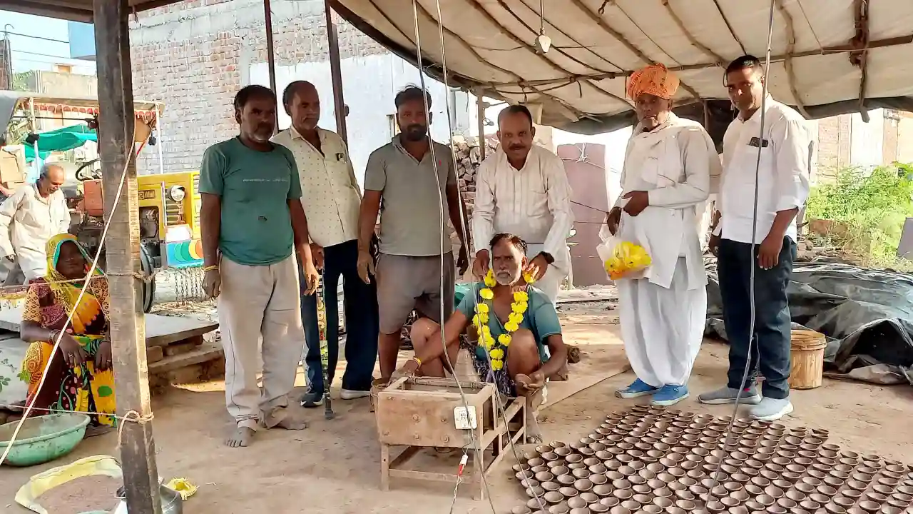मिट्टी के दिये बनाने वाले कायम रख रहे है संस्कृति,शासन,प्रशासन इन्हें करे प्रोत्साहित