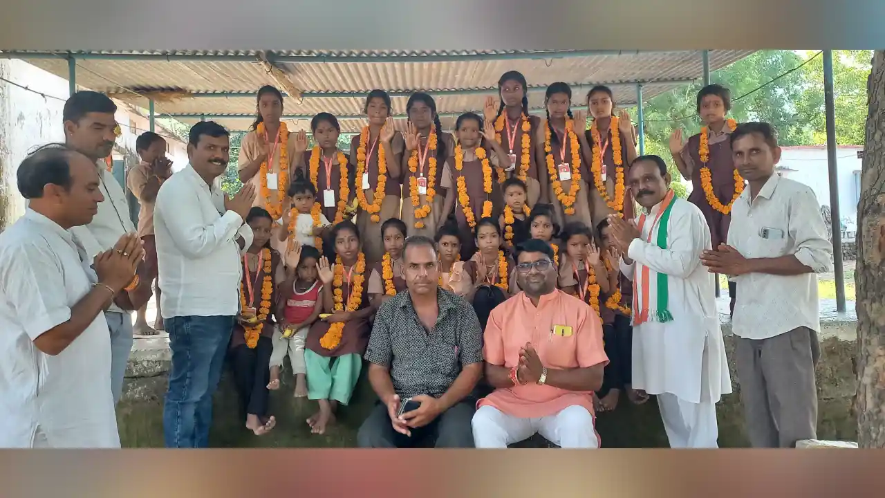 आदिवासी गांव वरदल में कांग्रेसजनों ने कन्या पूजन कर करवा भोजन