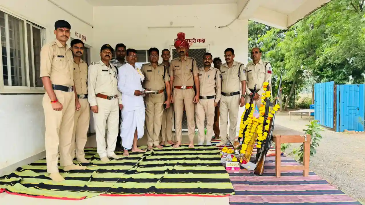 विजयादशमी के अवसर पर सरवानिया पुलिस चौकी पर हुआ शस्त्र पूजन