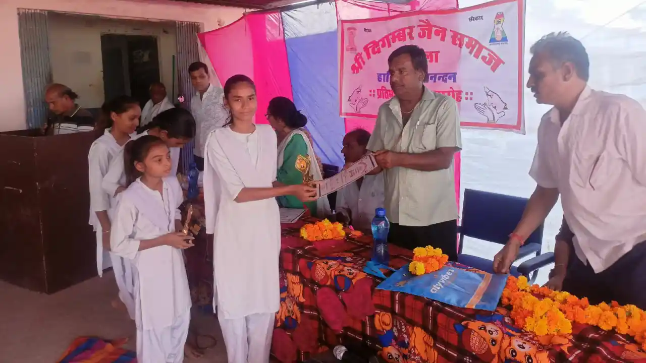 बाल दिवस पर,दिगंबर जैन समाज झांतला द्वारा प्रतिभावान छात्र, छात्रोंओ का सम्मान समारोह संपन्न।