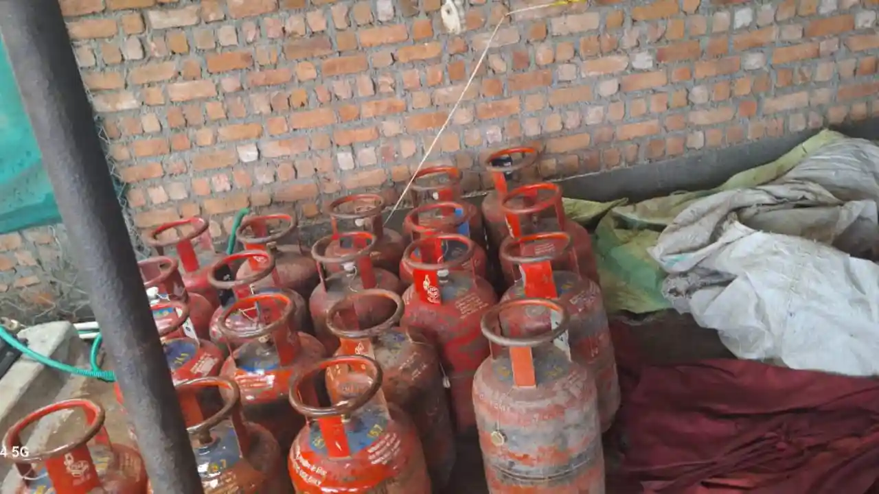 घरेलू गैस के अवैध दुरूपयोग को रोकने के लिए की गई बड़ी कार्यवाही, 71 गैस सिलेंडर राजसात किए