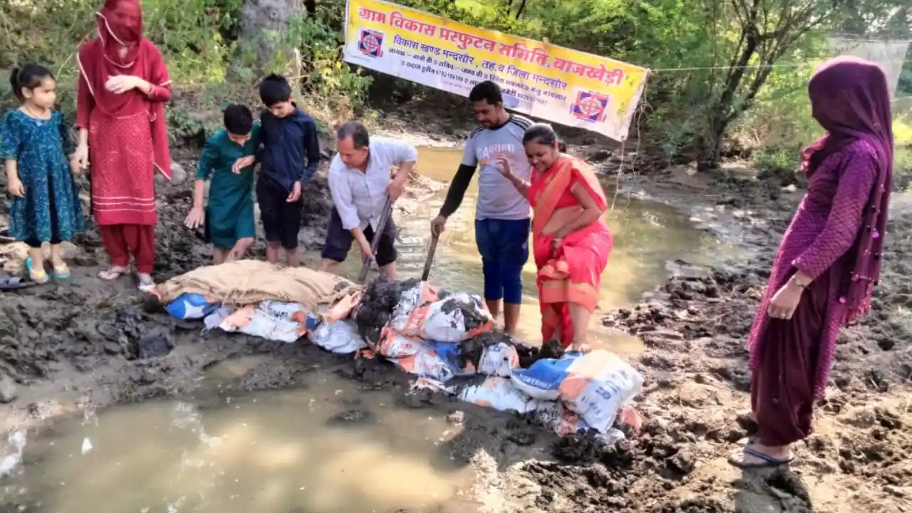 नवांकुर संस्था बाजखेड़ी द्वारा जल संरक्षण हेतु तालाब पर बोरी बंधान का कार्य किया