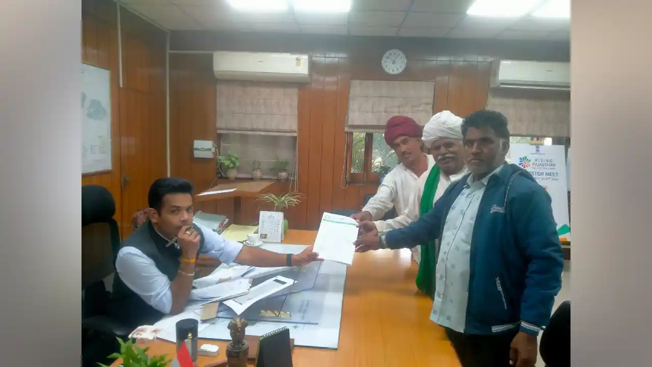 भारतीय किसान यूनियन टिकेट चित्तौड़गढ़ में धरना देकर ज्ञापन राष्ट्रपति महोदय प्रधानमंत्री महोदय वित्त मंत्री कृषि मंत्री और मुख्यमंत्री के नाम से जिला कलेक्टर को दिया ज्ञापन