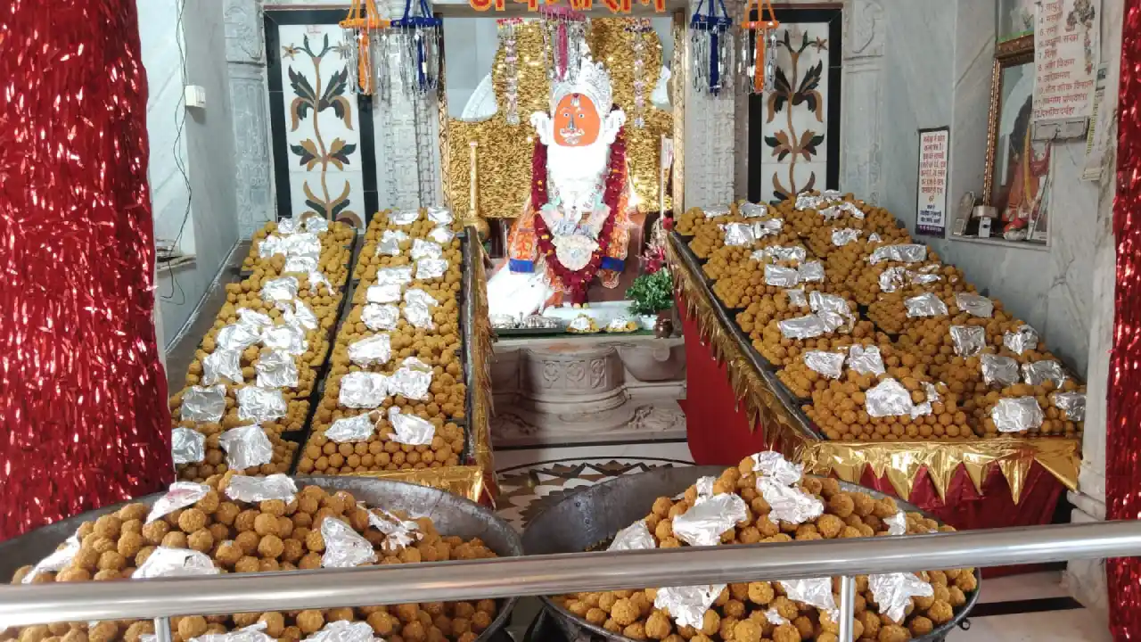 श्री रोकड़िया हनुमान जी को धराया 15551 लड्डुओं का महाभोग