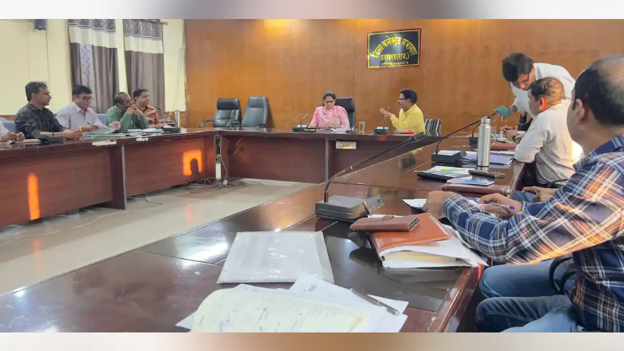 जिला कलेक्टर द्वारा विद्युत सप्लाई से संबंधित मुद्दो पर ली बैठक
