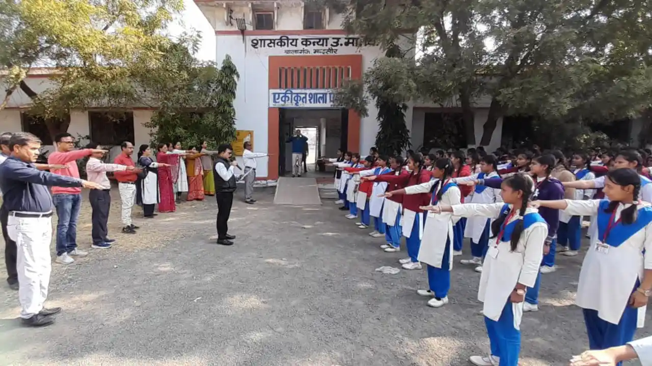 संविधान की विशेषता एवं संविधान रचयिता डा बी आर अम्बेडकर के योगदान को याद किया।