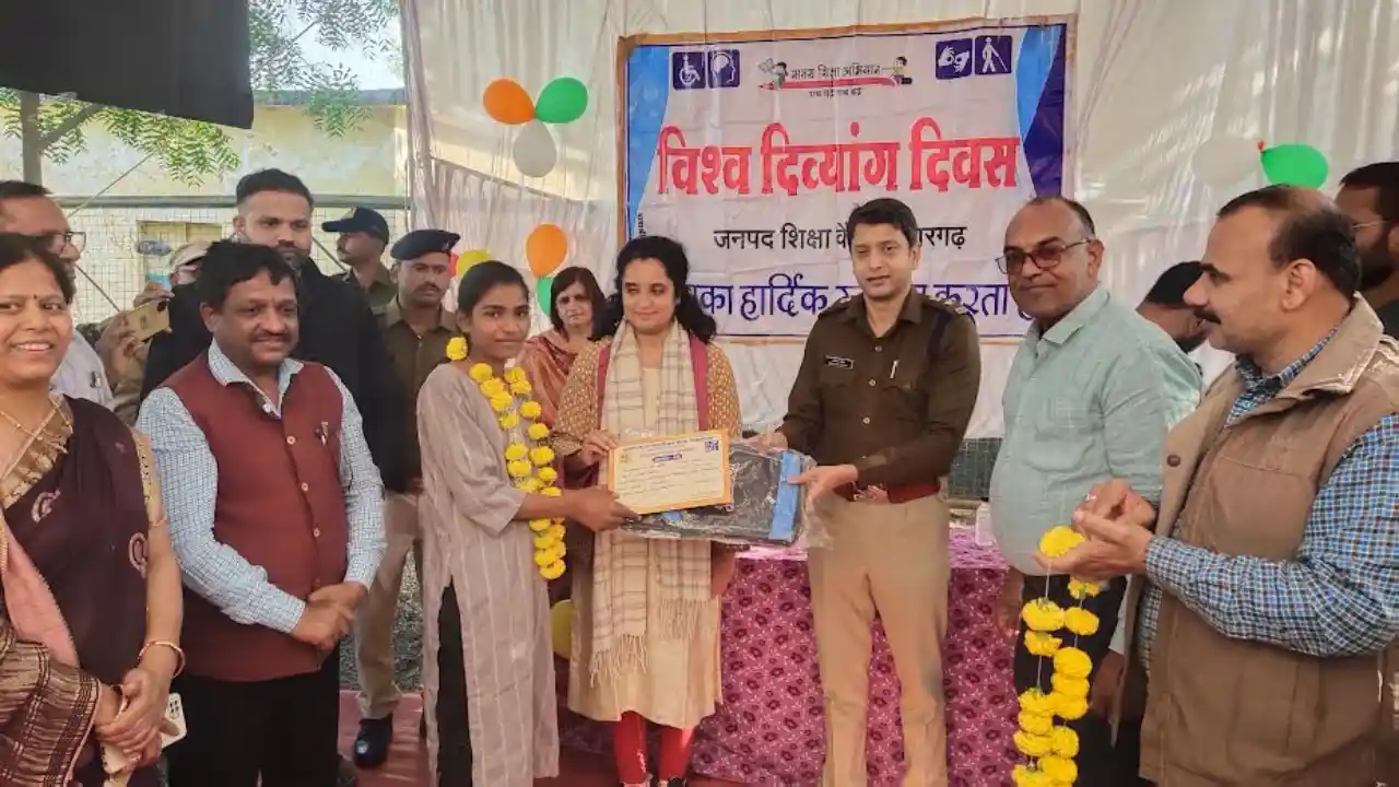 दिव्यांग बच्चों ने चित्रकला और रांगोली बनाई, कलेक्टर एसपी ने किये पुरूस्कार वितरित