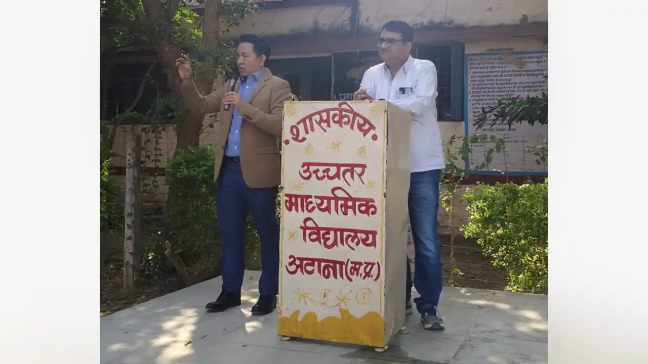 अठाना सीएम राइज विद्यालय में कम्पनी सचिव संस्थान के द्वारा छात्रों को टीप्स दिये गए।