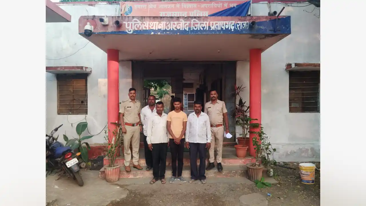 घर में घुसकर मारपीट और तोडफोड कर 02 महिलाओं को बंधक बनाने के मामले में फरार 04 अभियुक्त व 01 अभियुक्ता को किया गिरफ्तार