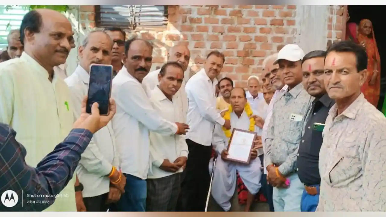 श्रीकृष्णानन्द गुजराती सेन समाज कल्याण संस्था द्वारा शिक्षा जागरूकता अभियान चालायावरिष्ट नाथुलाल सौलंकी को उत्कृष्ट सेवा सम्मान प्रदान किया