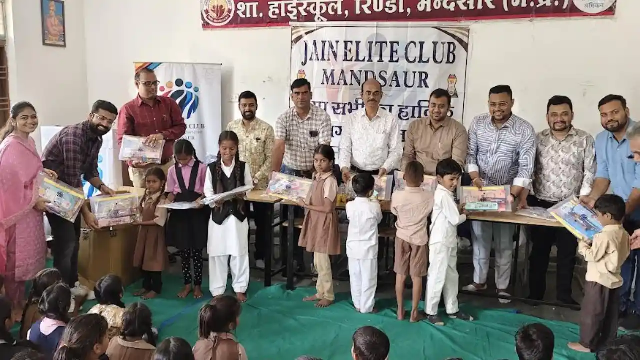 जैन इलिट ग्रुप ने शा. स्कूलों में किये स्टेशनरी के 450 किट वितरित