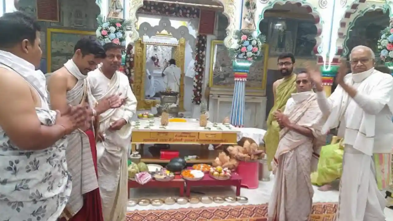 तरुण परिषद शाखा मन्दसौर का रजत वर्ष पूर्ण होने पर तीन दिवसीय आयोजन, भगवान के हुए 18 अभिषेक, आज होगा तरूण मिलन और शपथ ग्रहण तरुण परिषद शाखा मन्दसौर का रजत वर्ष पूर्ण होने पर तीन दिवसीय आयोजन, भगवान के हुए 18 अभिषेक, आज होगा तरूण मिलन और शपथ ग्रहण