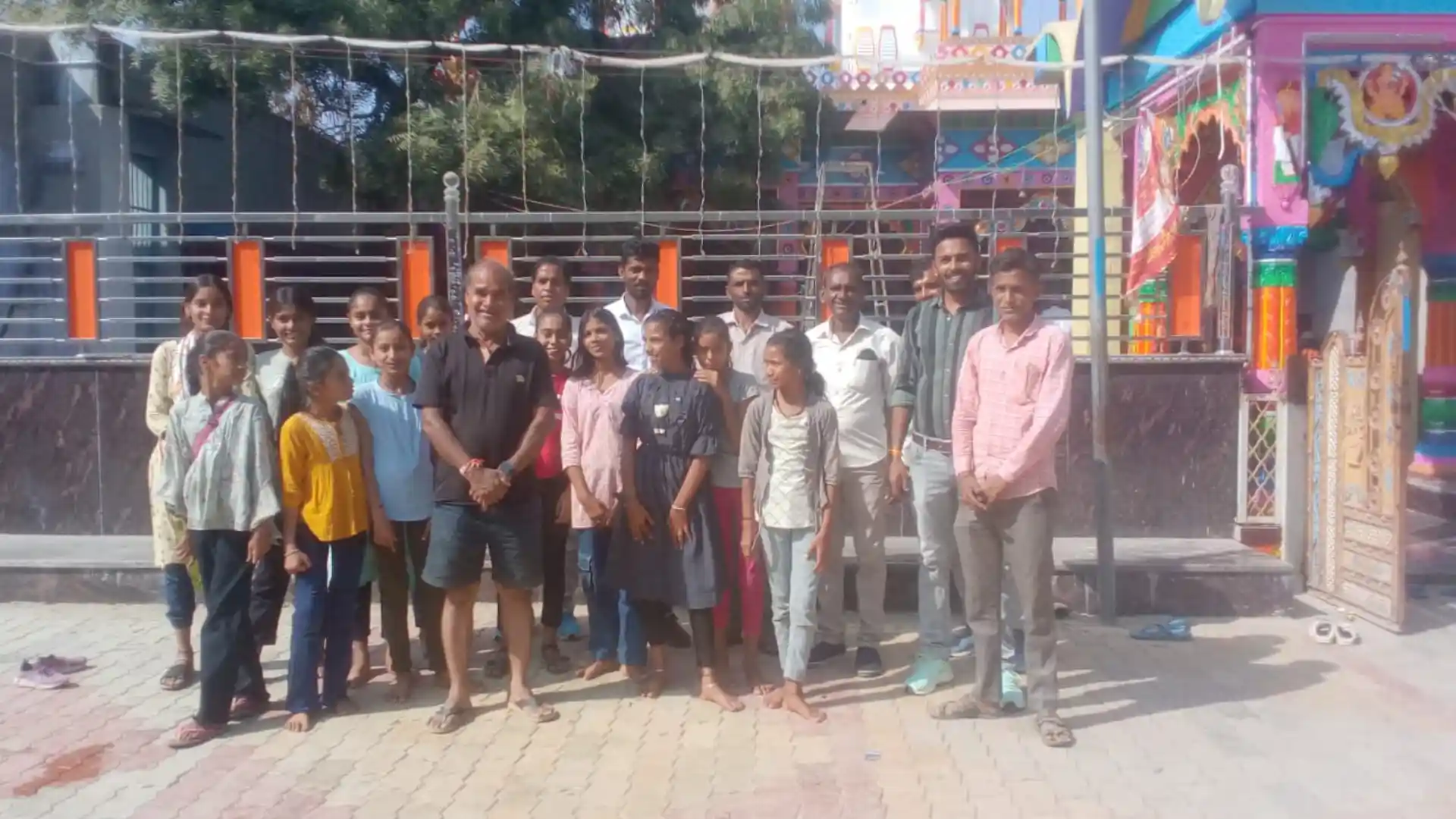 माध्यमिक विद्यालय झांतला शैक्षणिक भ्रमण दल को जनप्रतिनिधियों ने रवाना किया।