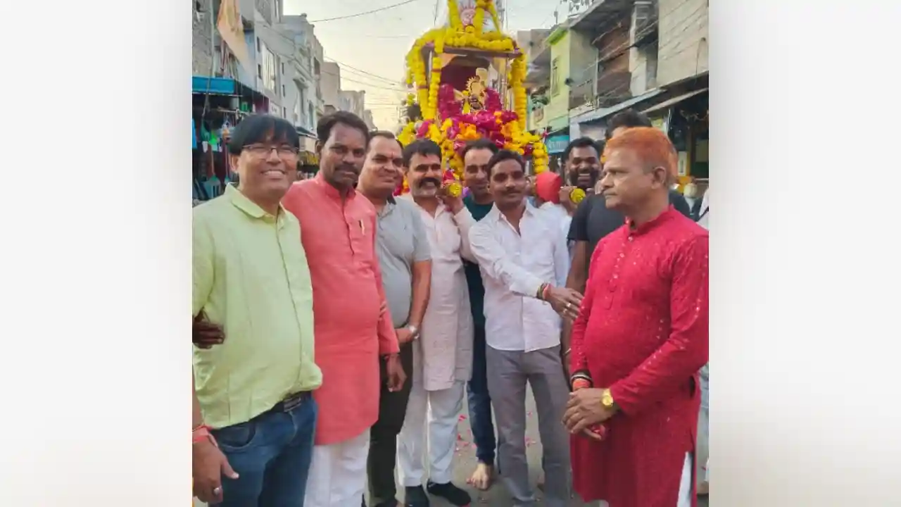 श्री सांवरिया सेठ भगवान की शाही पालकी यात्रा का भोजु चोराहे पर पुष्प वर्षा से हुआ भव्य स्वागत !