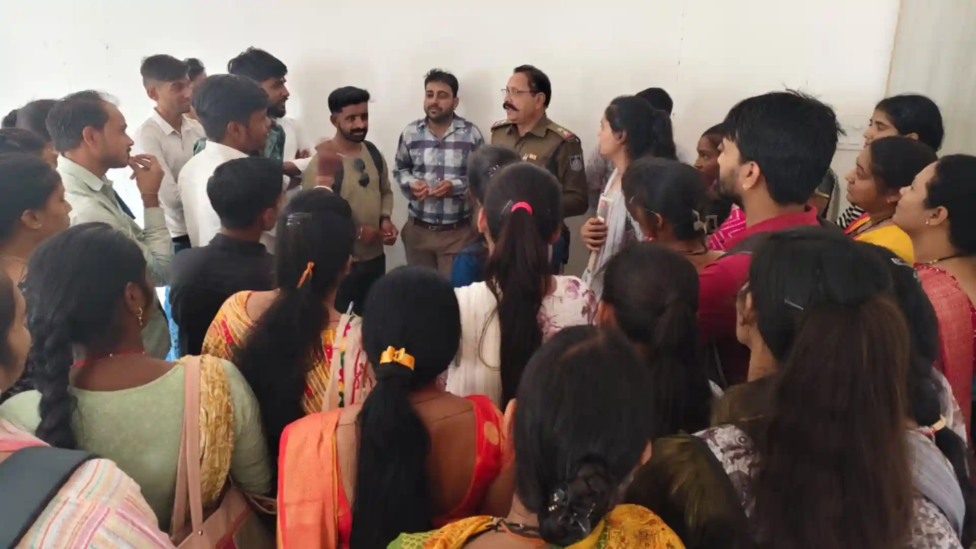 मध्य प्रदेश जन अभियान परिषद के छात्र-छात्राओं ने किया जावद थाने का भ्रमण और जाने नियम कानून