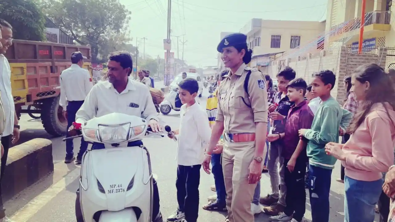 बाल दिवस के उपलक्ष्य में बच्चों को किया यातायात नियमों के प्रति जागरूक