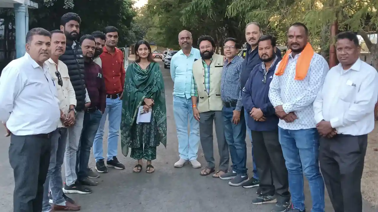 नपाध्‍यक्ष श्रीमती चौपड़ा ने पार्षदगणों के साथ कलेक्‍टर को सौंपा ज्ञापन