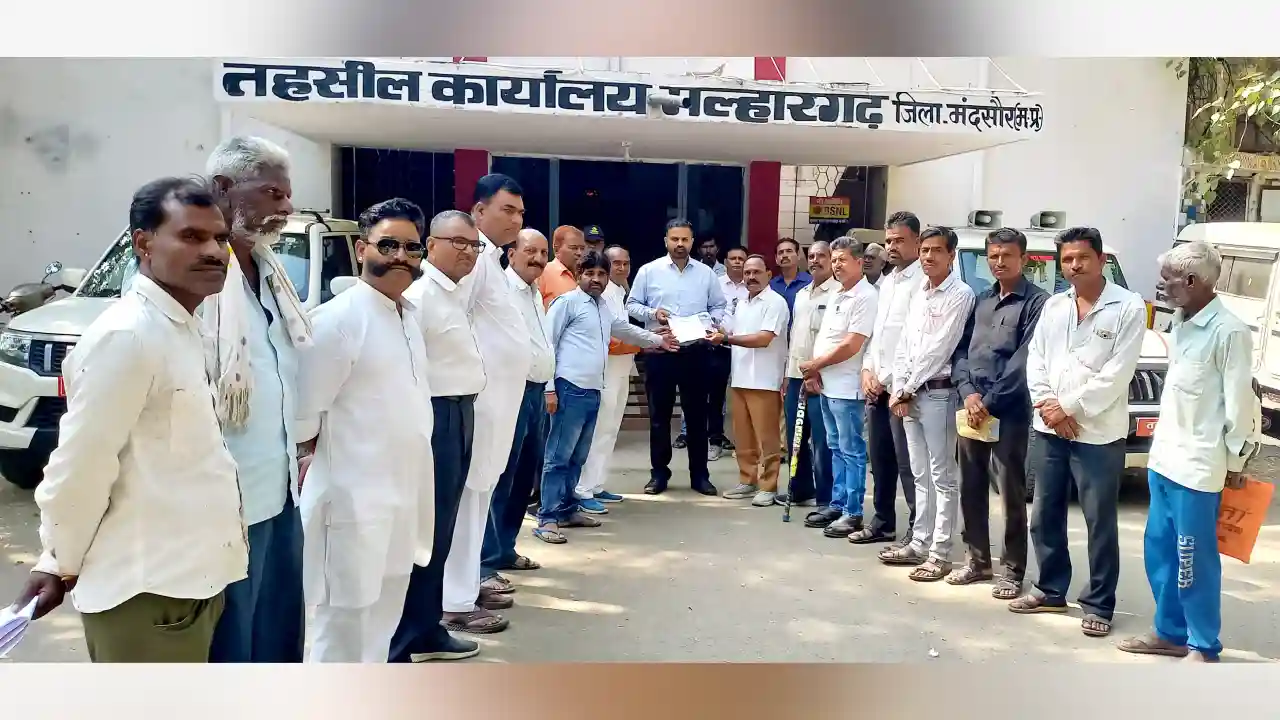 विधुत वितरण कम्पनी द्वारा बकायादारों के बैंक खाते होल्ड करवाने के निर्णय से आक्रोशित किसान एवं कांग्रेसजनों ने काले कानून को वापस लेने की मांग का सौपा ज्ञापन