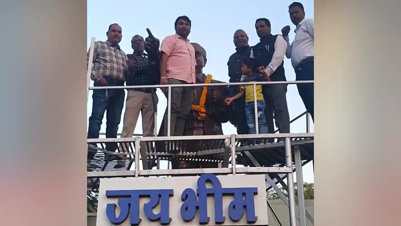 वाल्मिकी समाज ने डॉ.भीमराव अंबेडकर जी कि प्रतिमा पर पुष्प माला अर्पित कर मनाया सविधान दिवस!