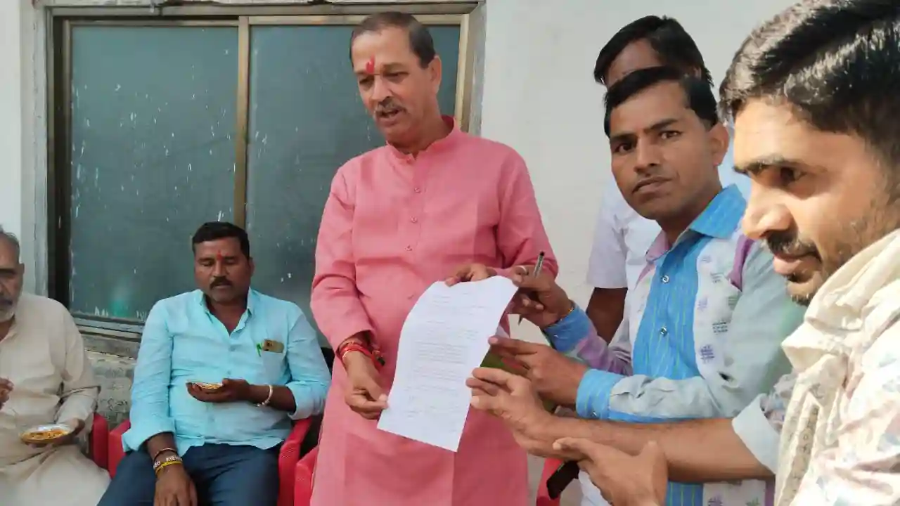 पुर्व मंत्री विधायक ओमप्रकाश सकलेचा को अपनी मांगो को लेकर मुख्यमंत्री के नाम दिव्यांगों ने दिया ज्ञापन
