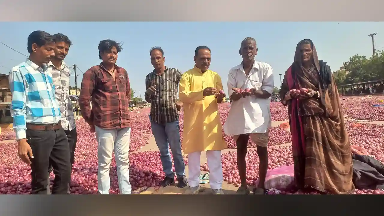 पहले से परेशान किसानों को उपज के लागत मूल्य भी नही मिल रहे है