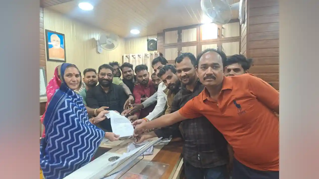 मेला के व्यापारियो ने नपाध्यक्ष श्रीमती गुर्जर को मांग पत्र सौपा,, मेला अवधि बढाने की मांग की