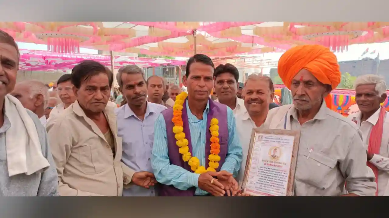 सम्मान लेने वाले से सम्मान देने वाला बड़ा होता है - दिलीप सेन निडर