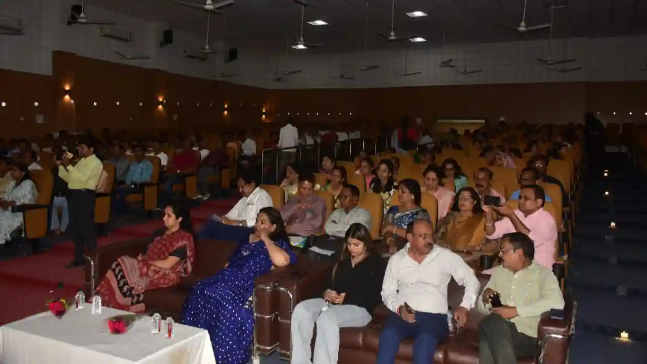 स्थापना दिवस पर कुशाभाऊ ठाकरे सभागार में हुए विशेष सांस्कृतिक कार्यक्रम