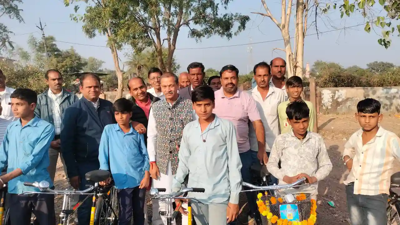 विधायक सखलेचा ने छात्राओं को साइकिल वितरण कर, बोले- छात्र जीवन अपने जीवनकाल का स्वर्णिम समय होता