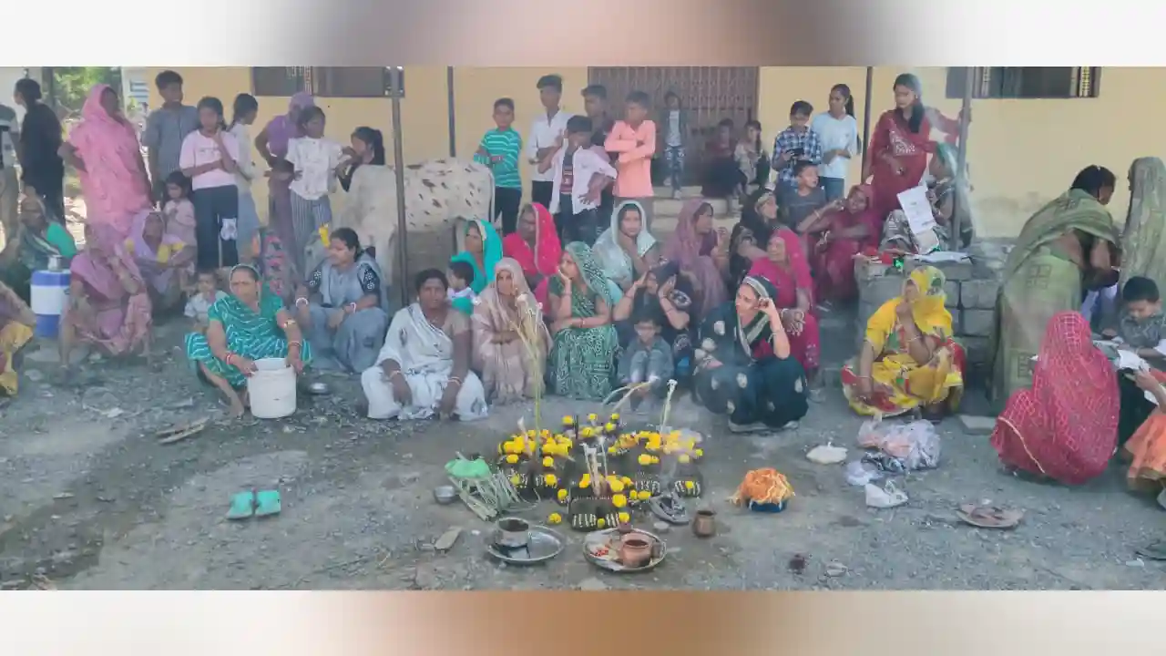 खोर के सरवानिया चौराहे पर माँ गोरजा सेवा समिति दुवारा गोवर्धन पूजा करी गई