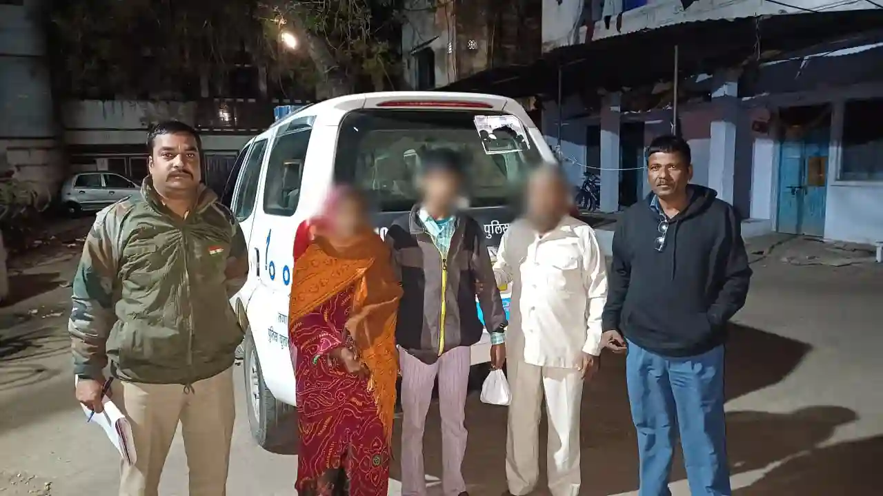 नीमच के थाना कैंट क्षेत्र में रात्रि में घर की राह भटके 14 वर्षीय बालक को डायल 100 एफ आर व्ही ने परिजन से मिलाया