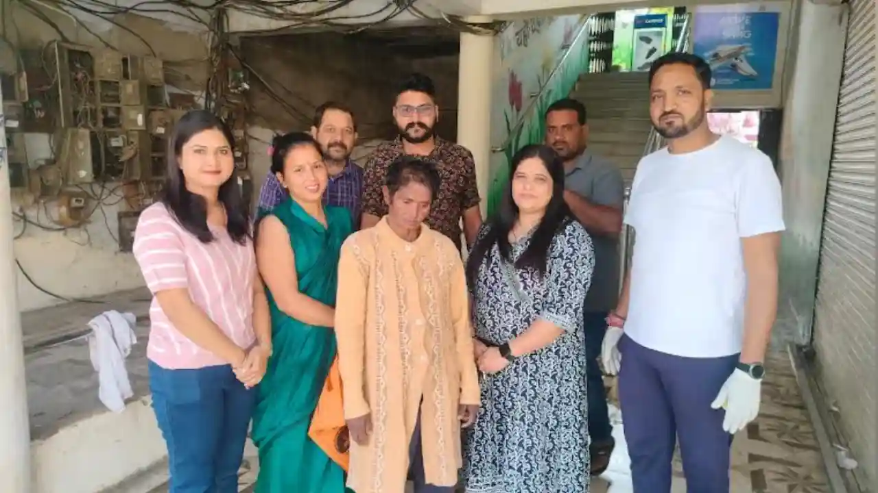 विक्षिप्त महिला को नहलाकर स्वच्छ कपड़े पहनाए गए