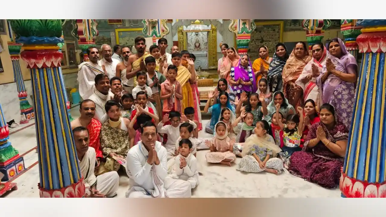 भगवान श्री अजीत नाथ जैन मंदिर में प्रति रविवार को बच्चे कर रहें हे स्नात्र पूजन