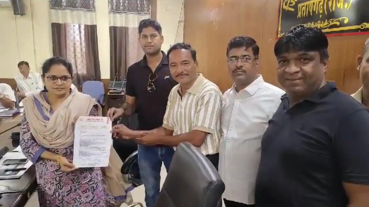 iFWJ के बेनर तले पत्रकारों ने मिनी सचिवालय पर प्रदर्शन करते हुए सीएम के नाम डीएम को ज्ञापन सौंपा