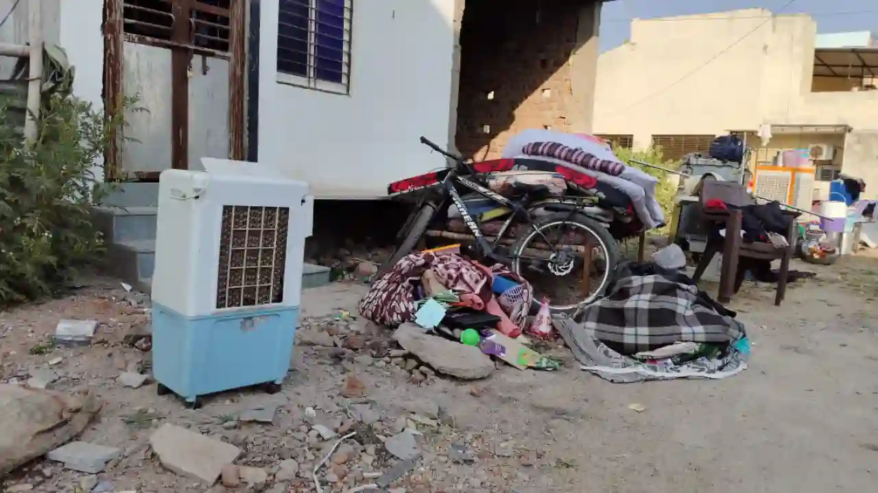 प्रतापगढ़ शहर के बांसवाड़ा रोड़ राजेंद्र नगर मैं निवास कर रही महिला के साथ मे की गुंडागर्दी और फेका सामान बहार