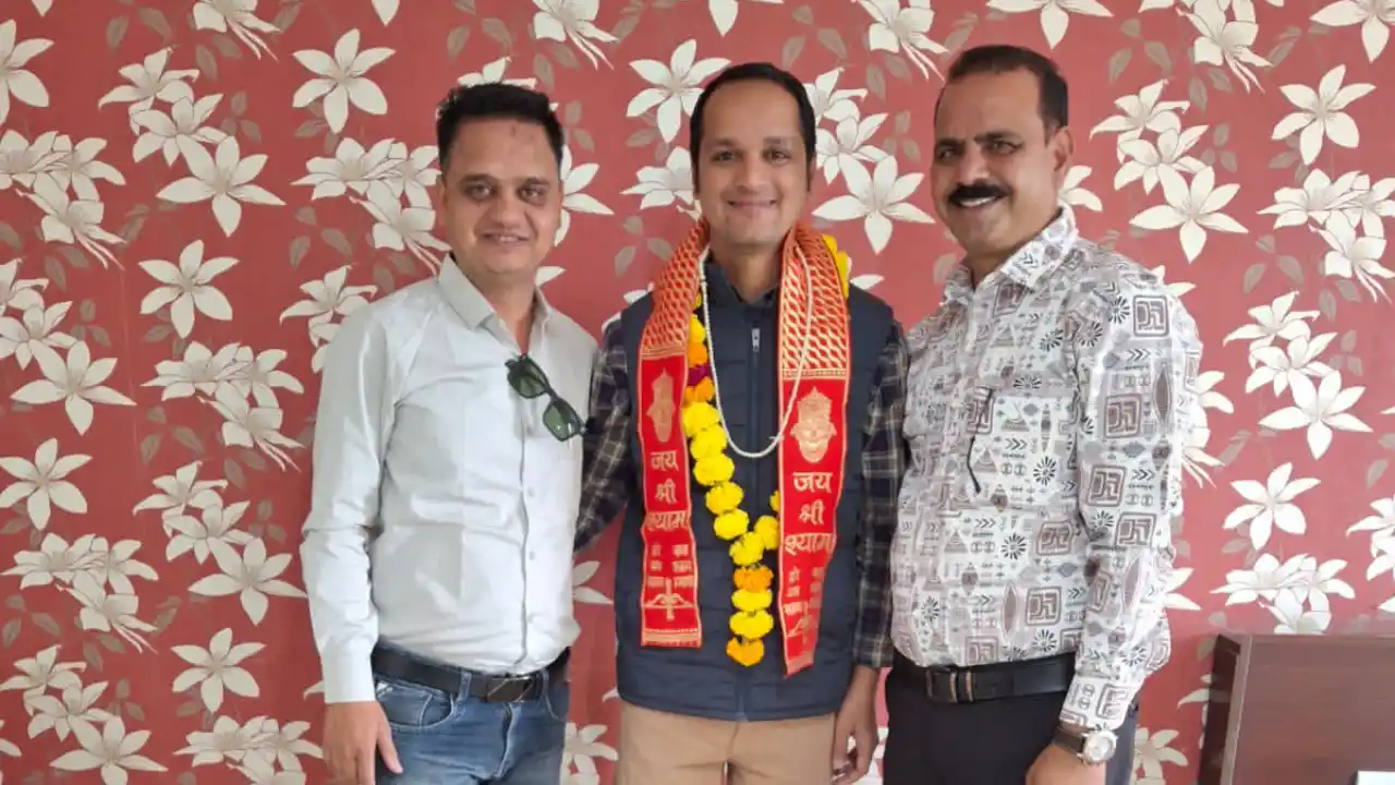 नीमा समाज अध्यक्ष द्वारा किया गया दीपक नीमा का सम्मान।