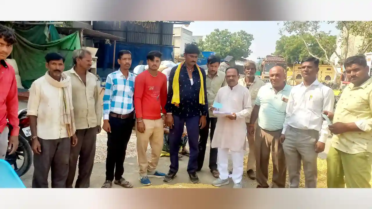 सोयाबीन के भाव 8 हजार रुपये क्विंटल की मांग को लेकर हस्ताक्षर अभियान लगातार जारी