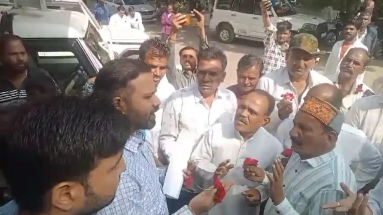अनुविभागीय अधिकारी को गुलाब के फूल भेंट कर गांधीगिरी कर कहा गाँधीजी की प्रतिमा लगवाओ