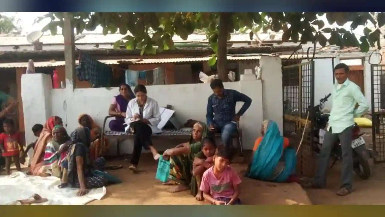 70 वर्ष पार वृद्धजनों के घर-घर जाकर बनाए जा रहे आयुष्मान कार्ड