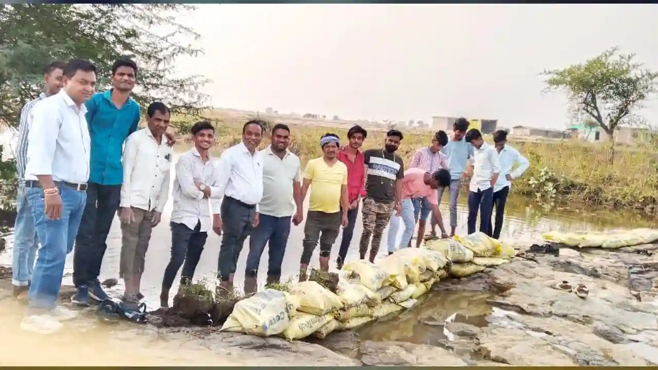 युवाओं के साथ मिलकर बोरी बंधान का किया श्रमदान