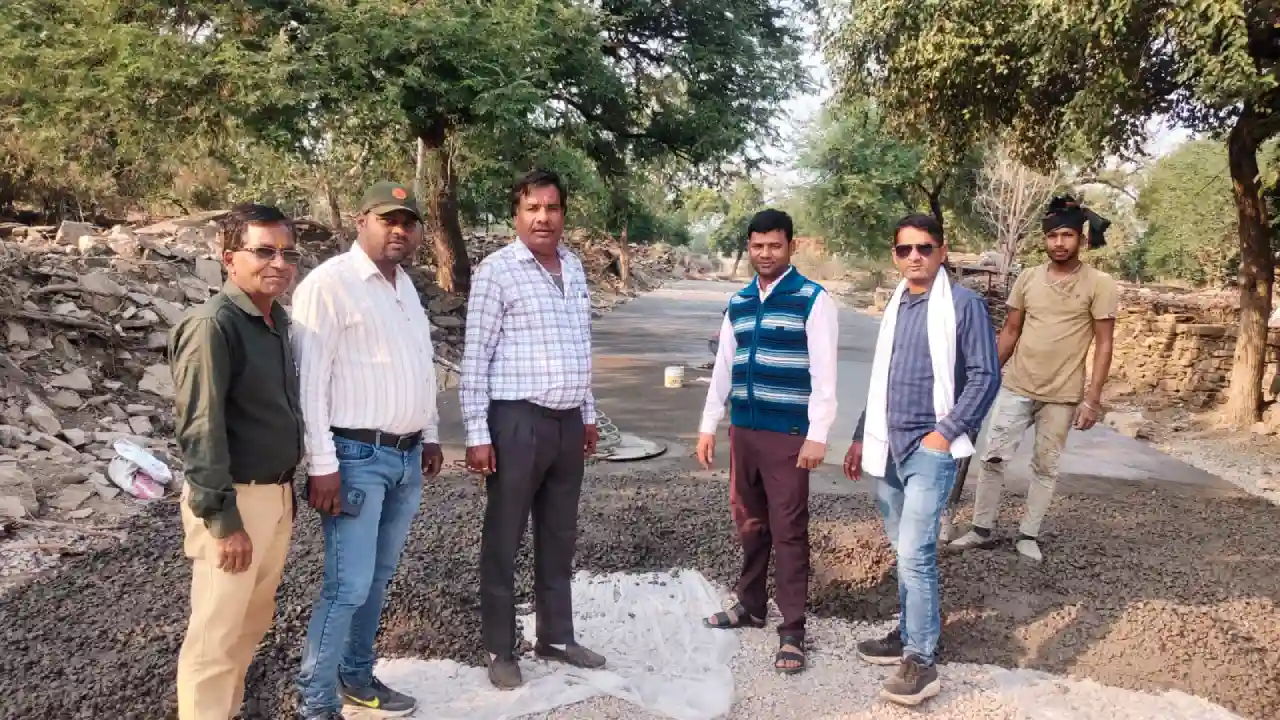 परिषद अध्यक्ष सुरेशचंद जैन ने किया कायाकल्प योजना के तहत निर्माणाधीन सीसी सड़क निर्माण का ओचक निरीक्षण