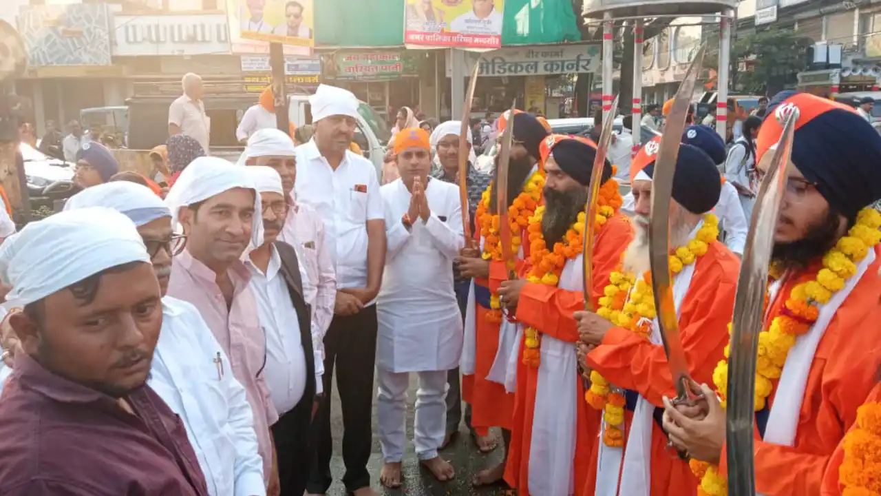 सिक्ख समाज द्वारा निकाले गए नगर कीर्तन चल समारोह का कांग्रेस जन ने पुष्प वर्षा कर स्वागत किया